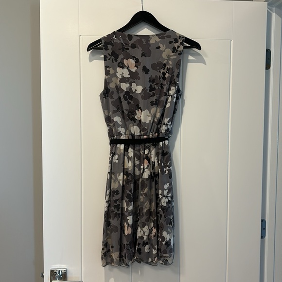 Sleeveless knee length dress - Picture 3 of 6